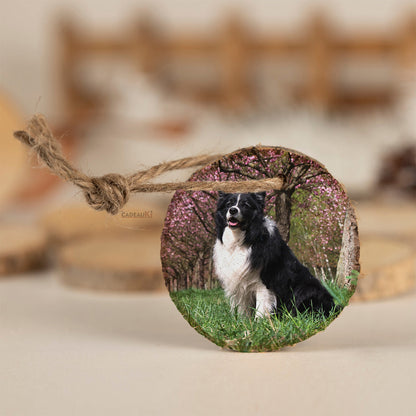 Personalisierter Weihnachtsanhänger Hund – Holz mit Rinde