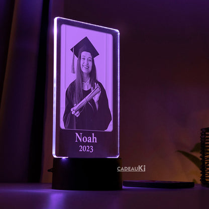 Lila LED-Fotolampe mit personalisierter Gravur „Noah 2023“.