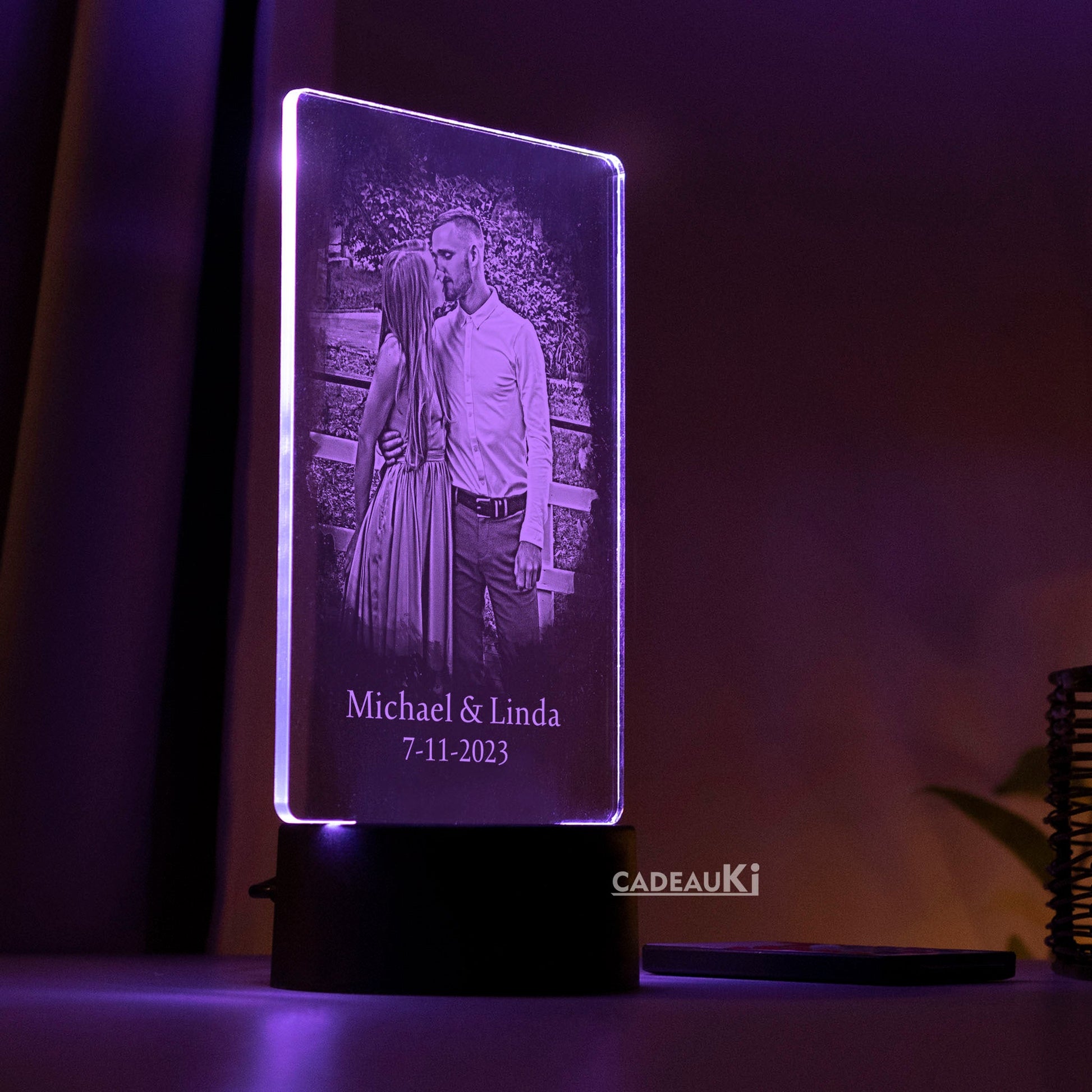 Personalisierte LED-Lampe mit eigenem Bild im Wohnzimmer