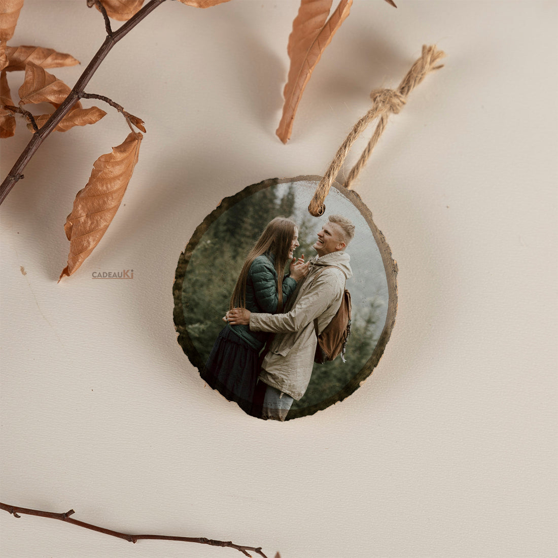 Holzornament mit Baumrinde und Foto eines Paares – personalisiertes Weihnachtsgeschenk