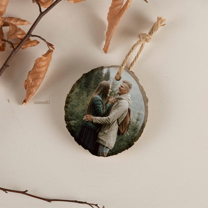Holzornament mit Baumrinde und Foto eines Paares – personalisiertes Weihnachtsgeschenk