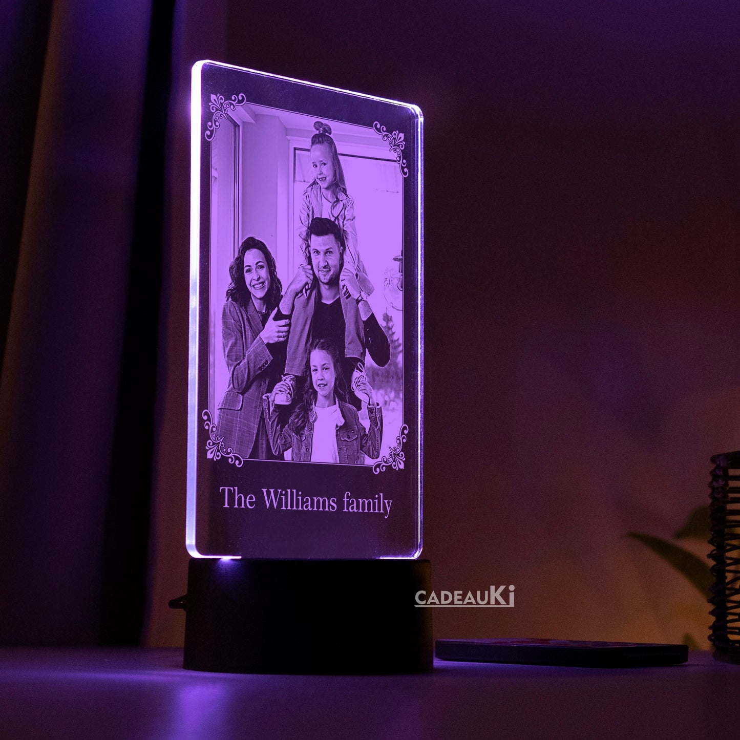 Lila beleuchtete, gravierte Fotolampe mit persönlichem Familienfoto.
