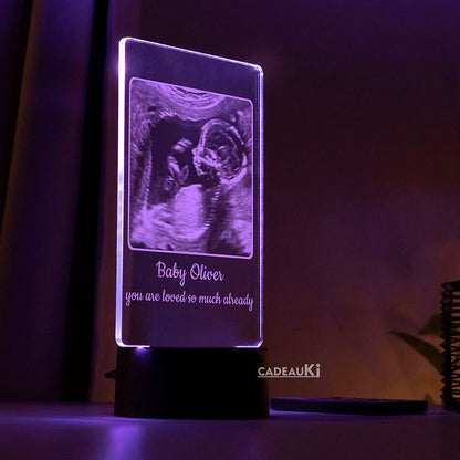 LED-Lampe mit weißer Beleuchtung und gravierter Ultraschallfoto.
Zeitloses Geschenk zur Schwangerschaftsankündigung.