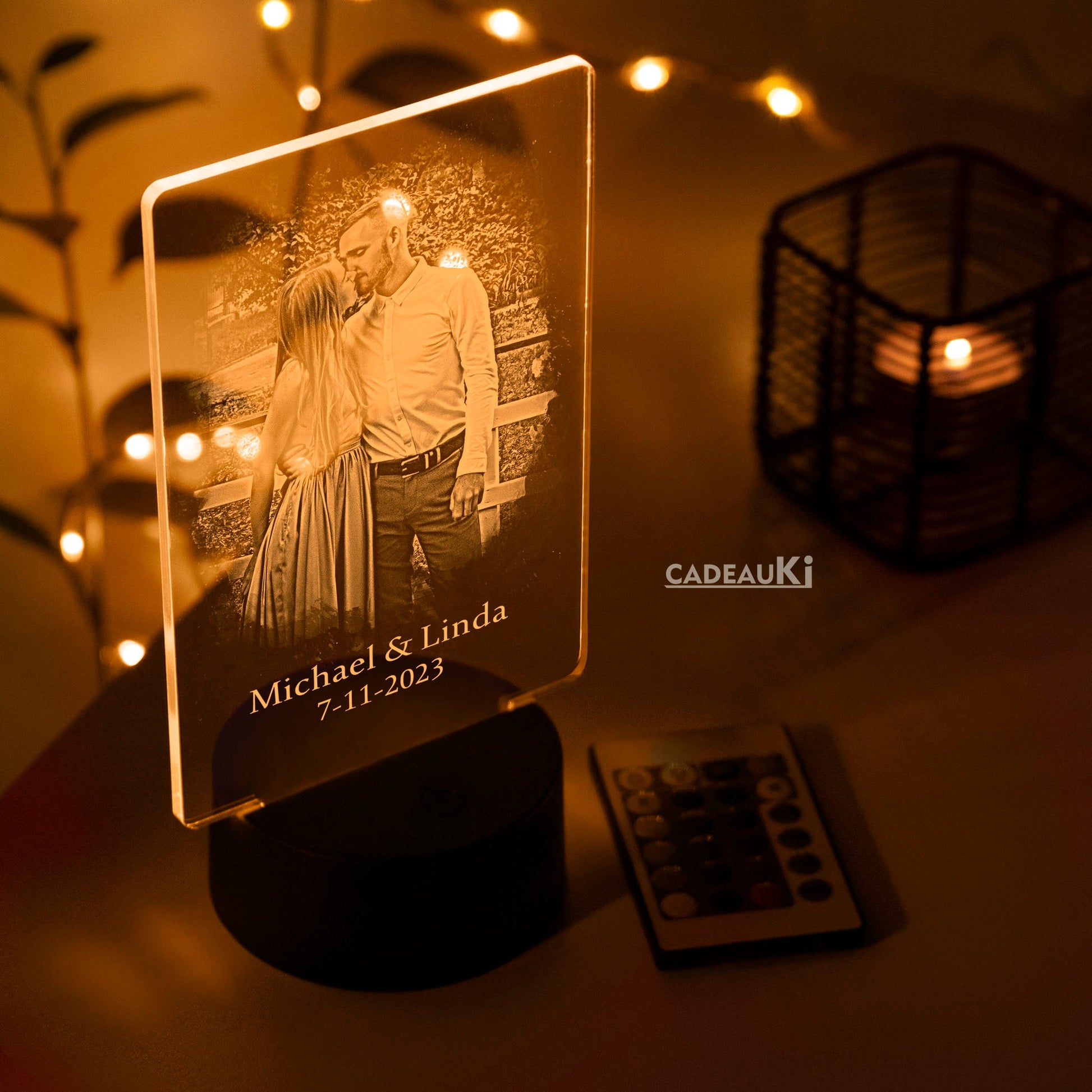 Personalisierte LED-Lampe mit eigenem Bild im Wohnzimmer