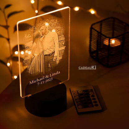 Personalisierte LED-Lampe mit eigenem Bild im Wohnzimmer