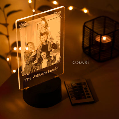 Persönliche Fotolampe mit warmem Licht und eingraviertem Familienporträt.