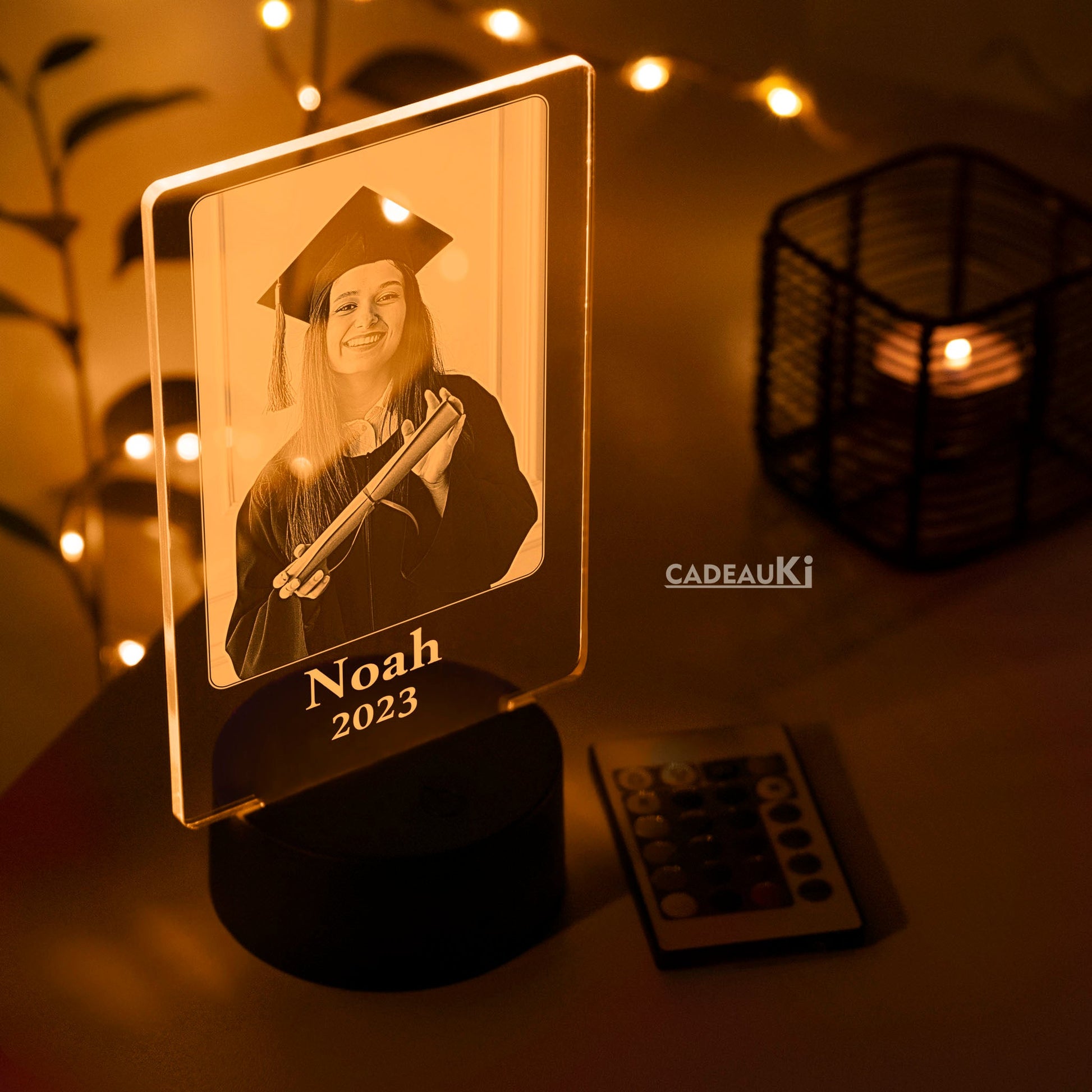 Personalisierte LED-Fotolampe mit orangefarbenem Licht und der eingravierten Aufschrift „Noah 2023“.