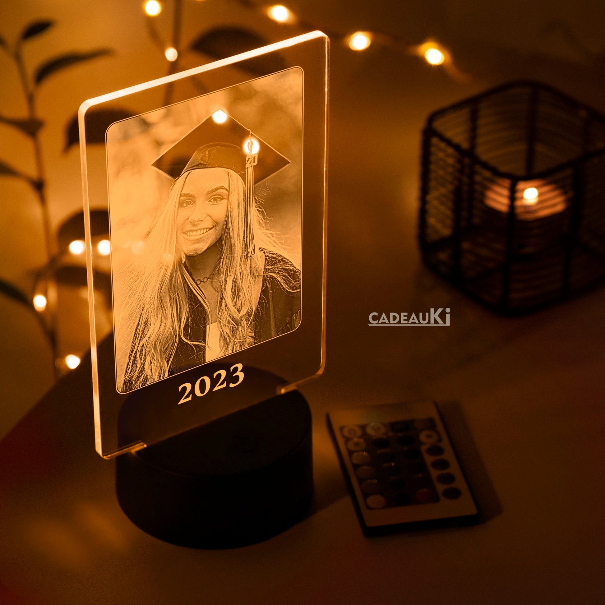 Gepersonaliseerde LED-fotolamp in oranje verlichting met de naam '2023' gegraveerd.