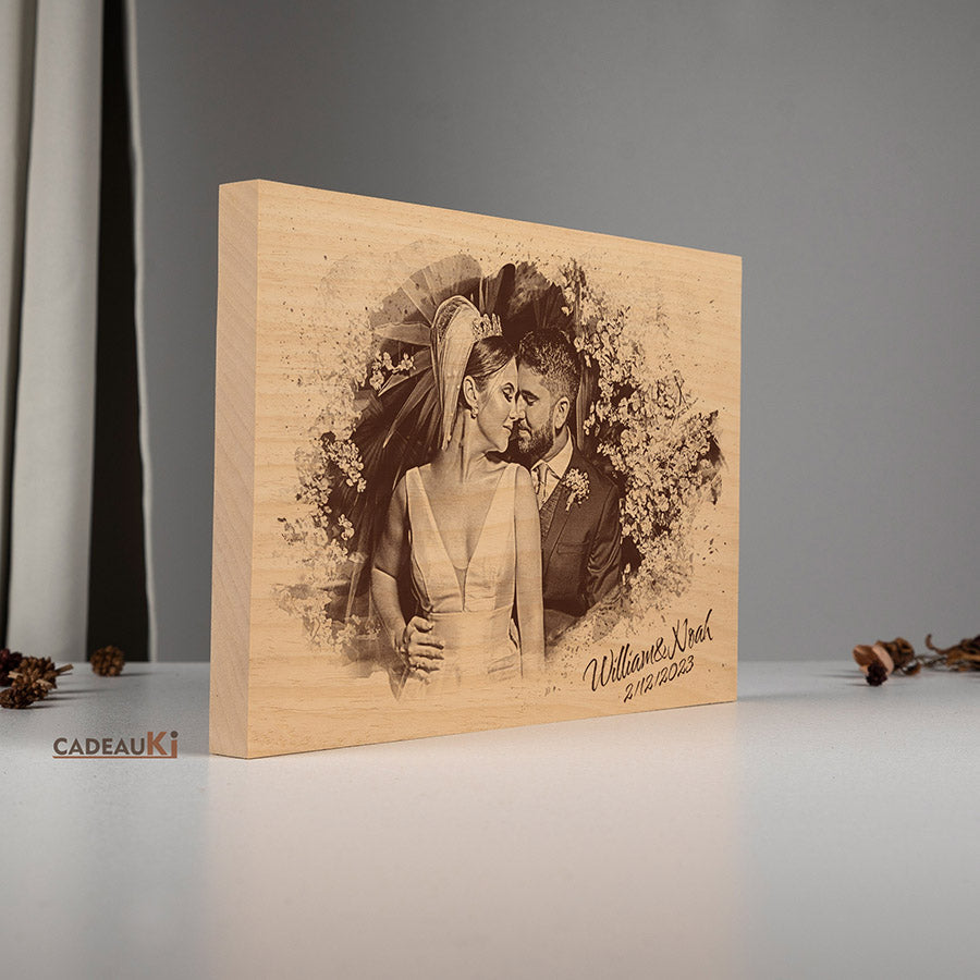 Foto-Gravur auf Holzblock mit Namen und Datum