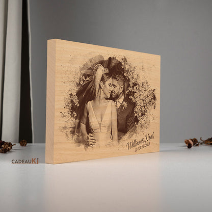 Foto-Gravur auf Holzblock mit Namen und Datum