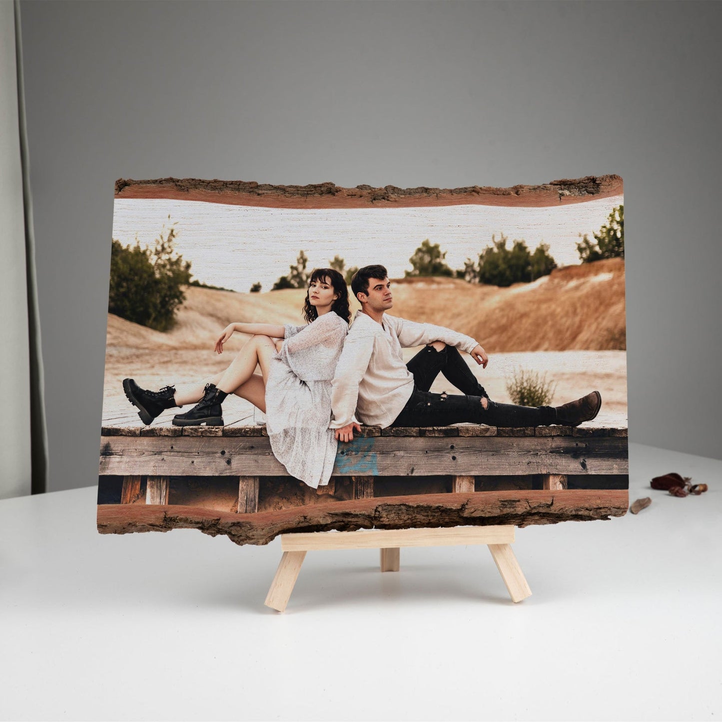 Hochwertiger Fotodruck auf Holz mit natürlicher Rinde, im Querformat auf Holzständer.
Rustikale, warme Darstellung eines Paares in der Natur – perfekte Wand- oder Tischdeko.