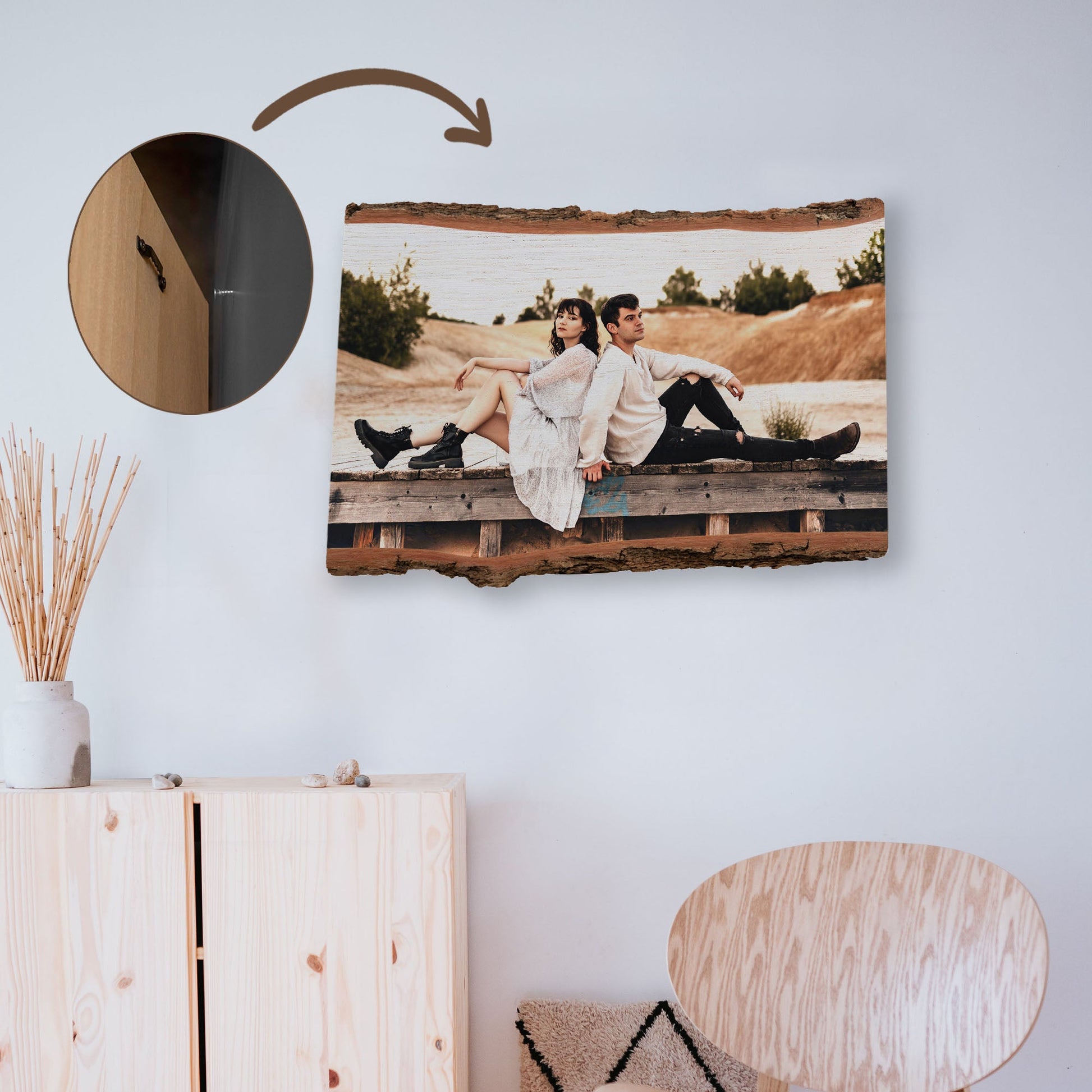 Personalisierte Foto auf Holz mit Rinde als Wanddekoration im Wohnzimmer.
Nahaufnahme der stabilen Aufhängevorrichtung und des natürlichen Holzrandes.