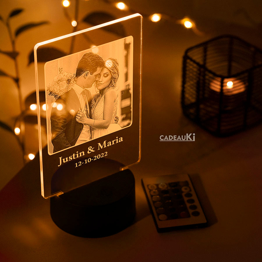 Personalisierte LED-Fotolampe mit romantischem Foto und Datum in stimmungsvoller Beleuchtung.