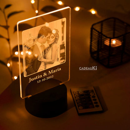 Personalisierte LED-Fotolampe mit romantischem Foto und Datum in stimmungsvoller Beleuchtung.
