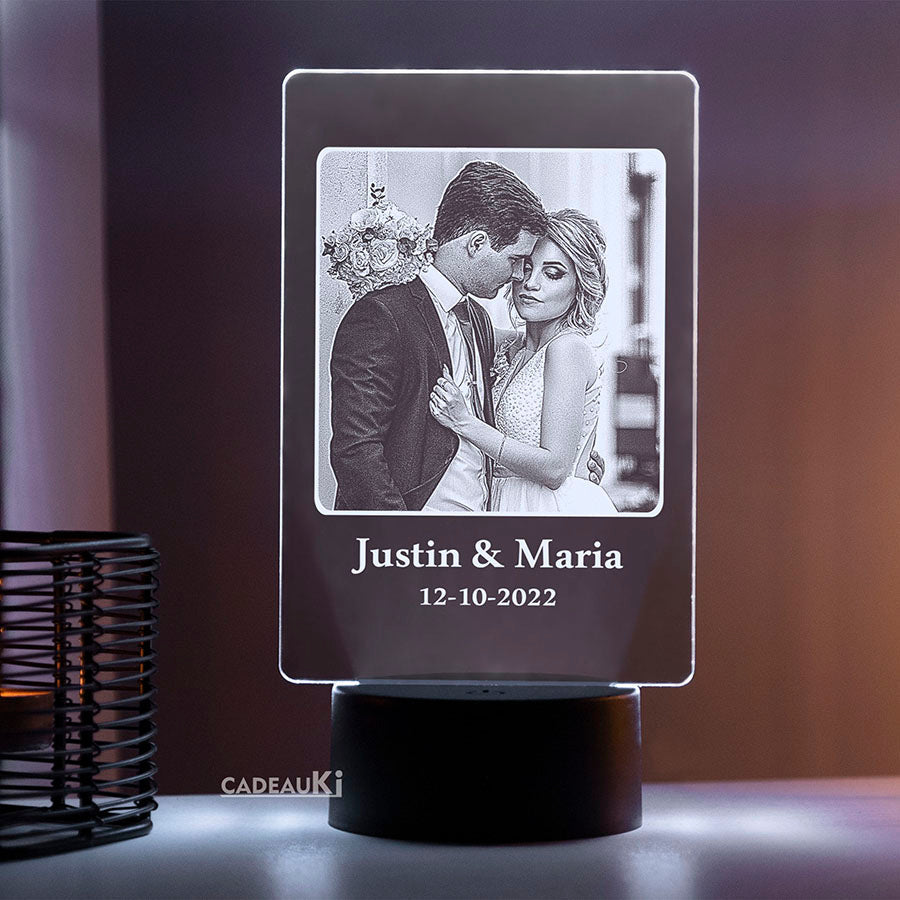 Fotolampe mit Namen Justin & Maria im klaren LED-Weißlicht