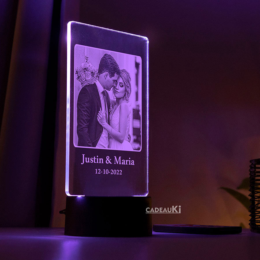 Violett leuchtende 3D-Fotolampe mit personalisierter Gravur