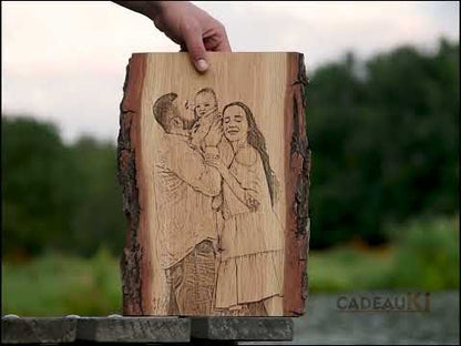 Personalisierte Pyrografie-Kunst – Foto auf Holz mit Rinde gebrannt