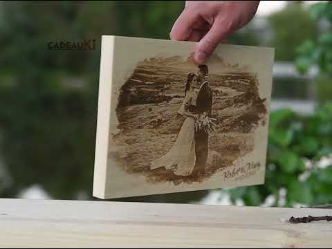 Handgebranntes Foto eines Hochzeitspaares auf Holz – Beispiel für hochwertige Fotogravur im Pyrografie-Stil.